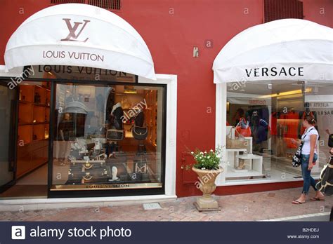 negozio versace capri via camerelle|Il paradiso dello shopping: le boutique di lusso di Capri.